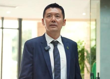 媒体人：杨晨曾两次给王钰栋颁奖，都是杨晨自己主动提出